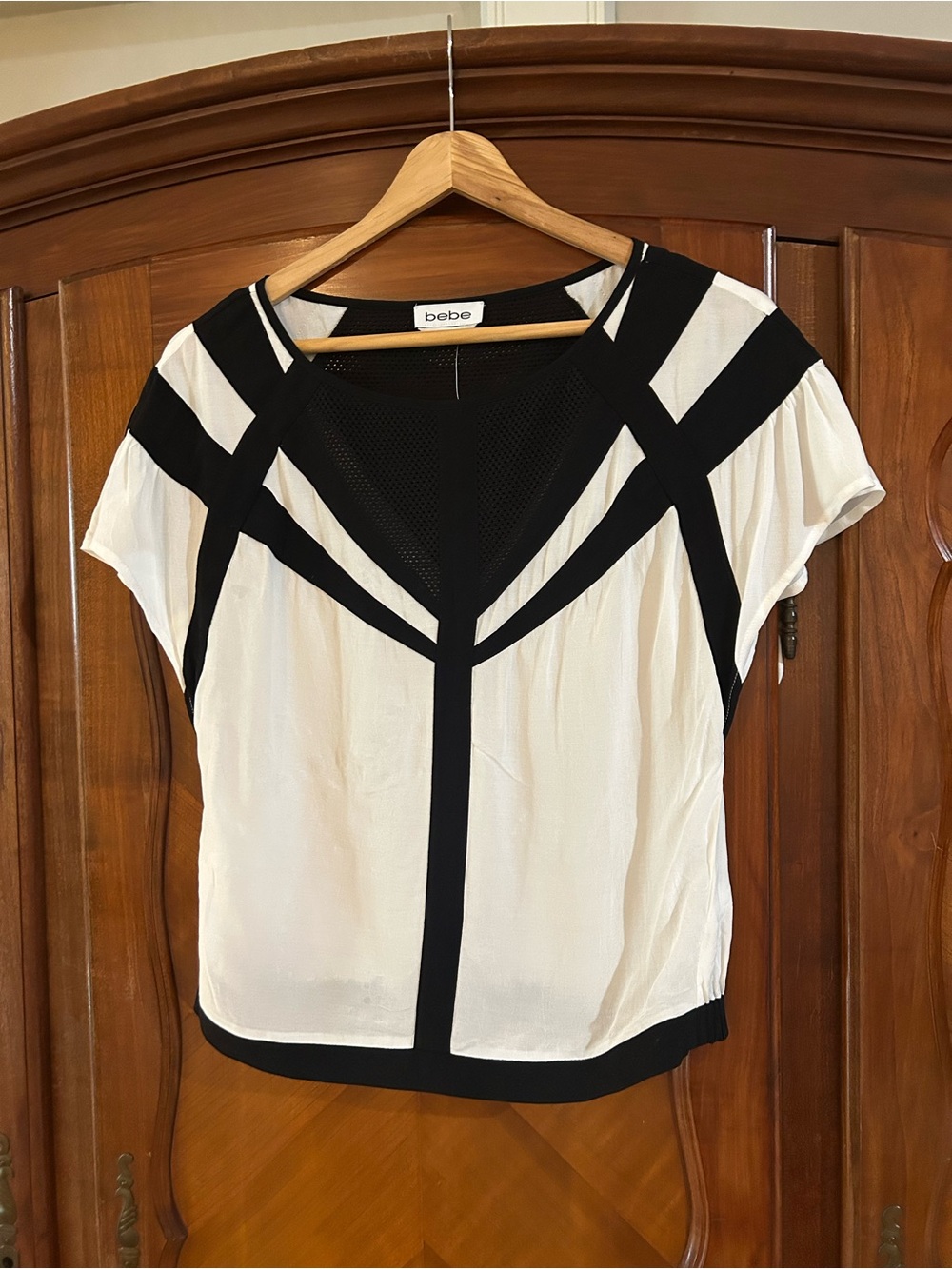NWT bebe White and Black Short Sleeve Geometric Trim Top size XS # 1143